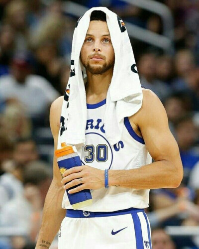 Shams：若雄鹿继续下滑 字母哥与球队间的交易讨论将会升级（Shams：若雄鹿战绩再下滑，字母哥与球队的交易讨论将进一步升温）