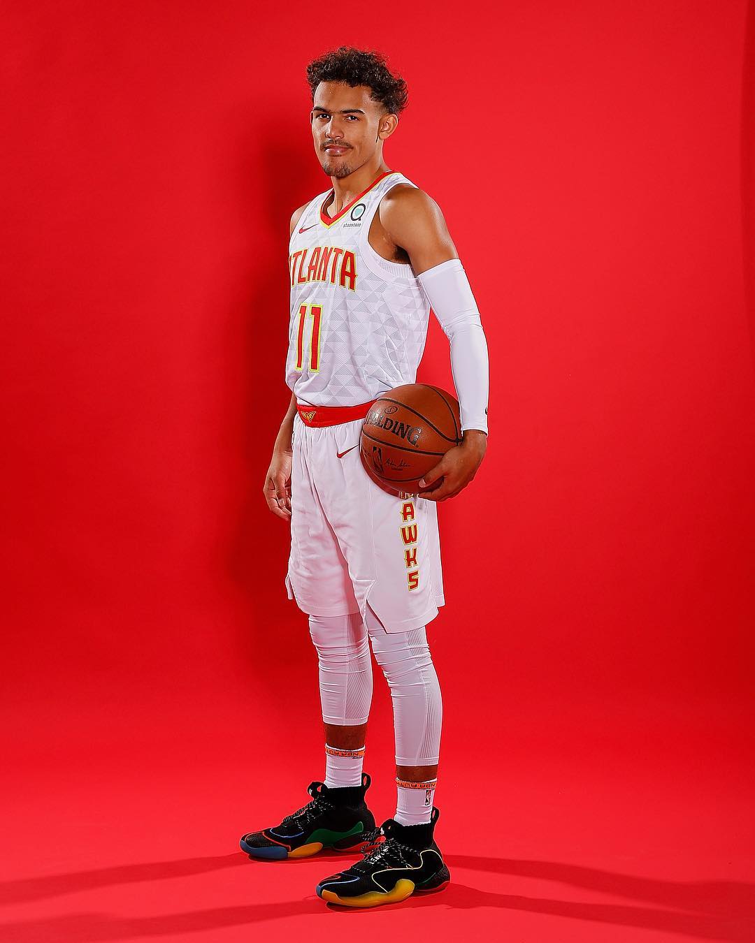 半场：巴萨2-1阿拉维斯，亚马尔破门+失良机，奥尔莫建功（半场战罢：巴萨2-1领先阿拉维斯，亚马尔破门并失良机，奥尔莫建功）