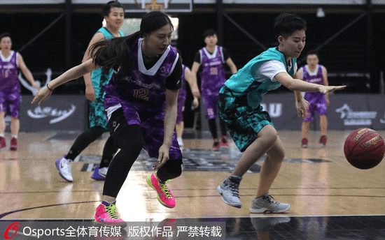 “野路子”跑步姿势的C罗，原来他不是天生神射手？...（跑姿不按套路的C罗：神射手实力并非天生？）