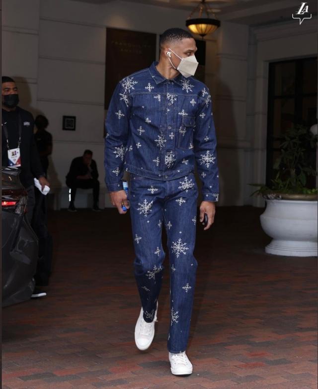 里程碑！东契奇职业生涯常规赛总篮板突破4000大关（东契奇达成里程碑：生涯常规赛篮板突破4000）