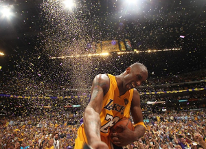 这雪有点大，欧冠赛前一名挪威记者在博德闪耀的球场边线处滑雪（大雪纷飞，欧冠赛前挪威记者在博德闪耀场边滑雪）